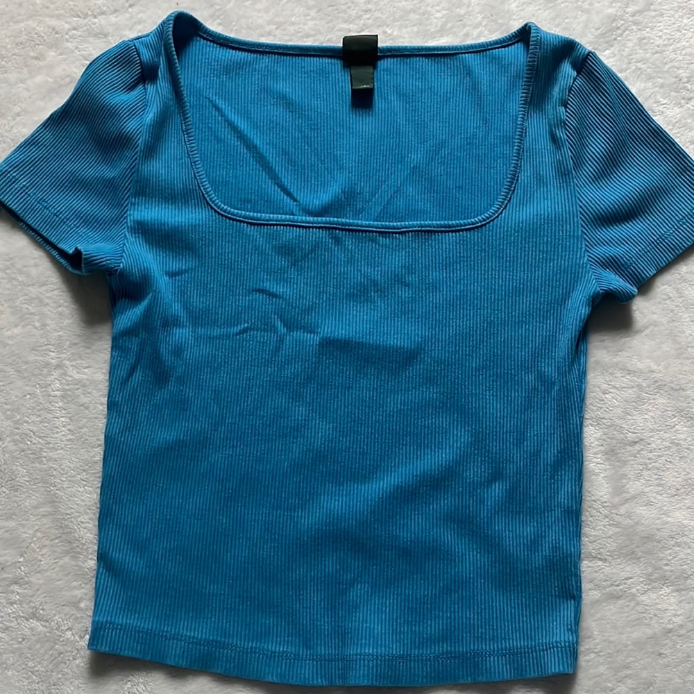 womens cropped blue square neck tee